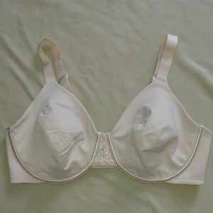 Vanity Fair Ivory Lace Trim Bra